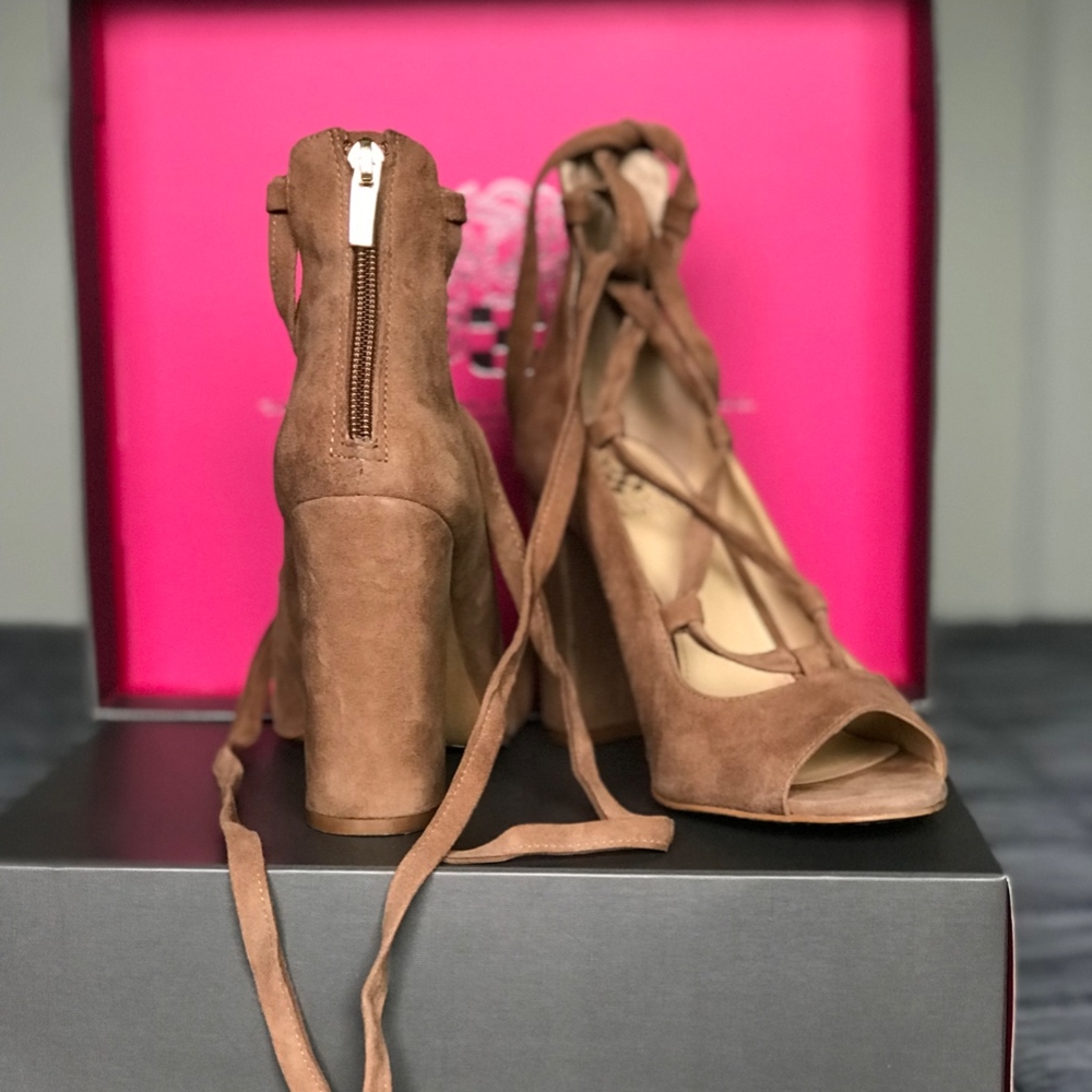 Vince Camuto Womens Tannen